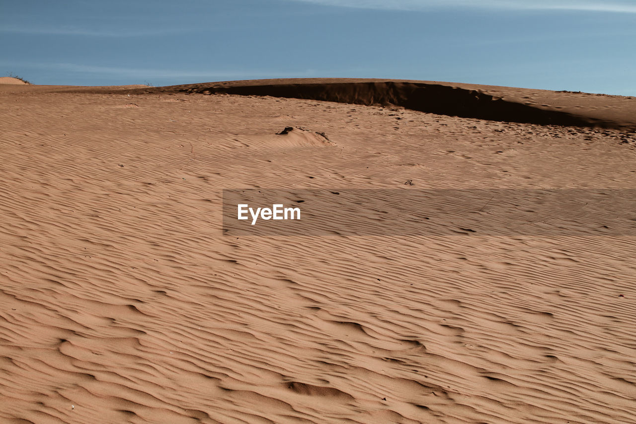 VIEW OF A SAND DUNES ON DESERT