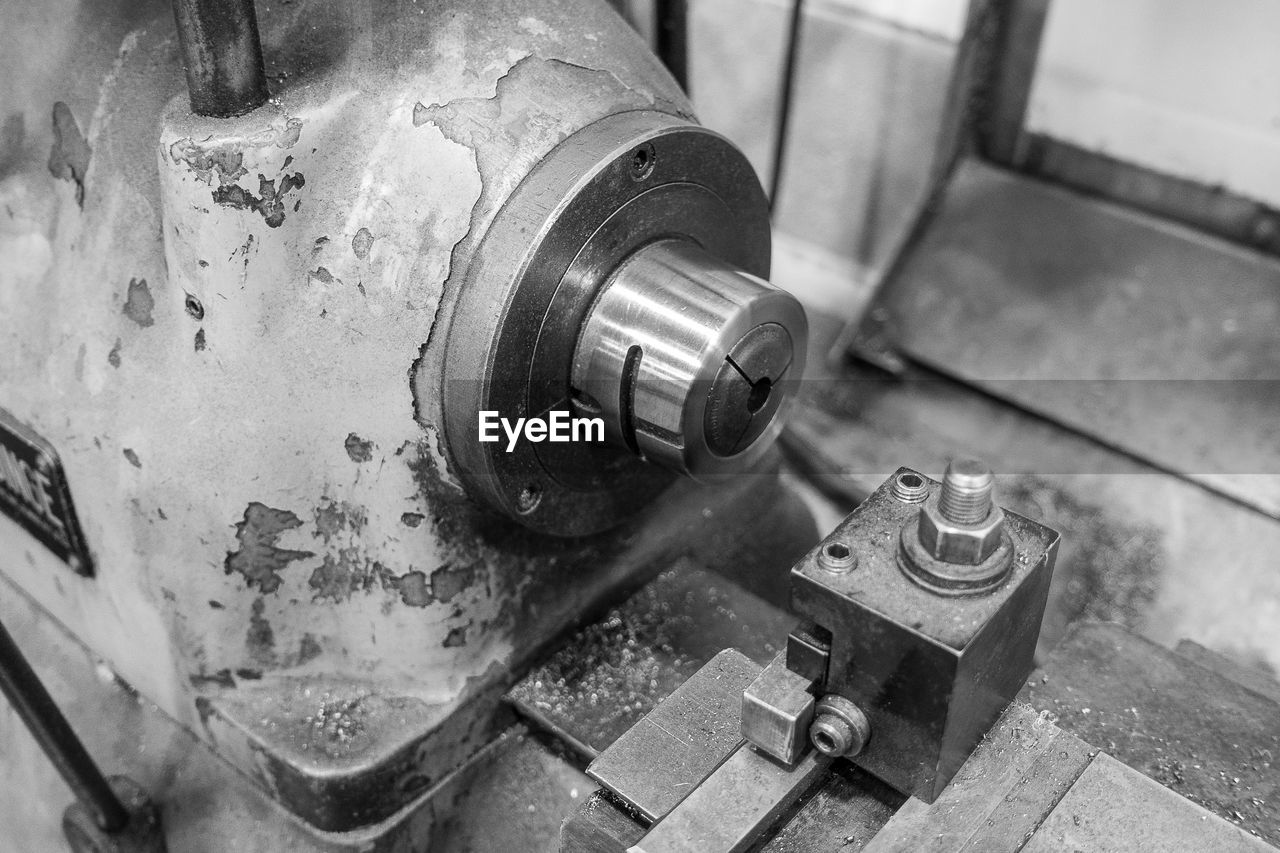 machine tool, metal, machine, industry, wheel, indoors, black and white, equipment, technology, tool and cutter grinder, machinery, monochrome, alloy, no people, monochrome photography, close-up, steel, factory, machine part