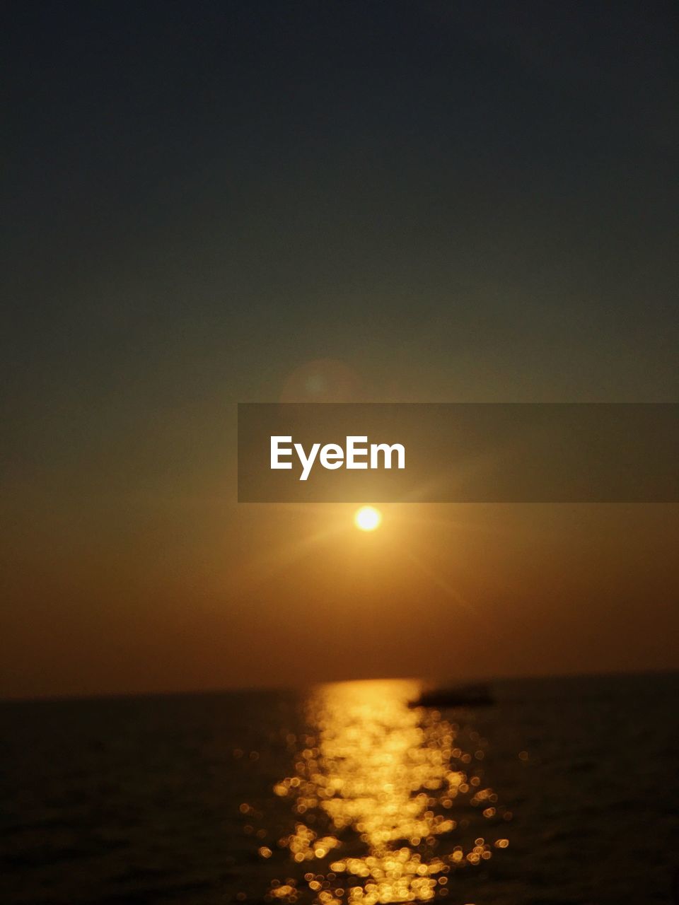 SCENIC VIEW OF SEA AGAINST CLEAR SKY AT SUNSET