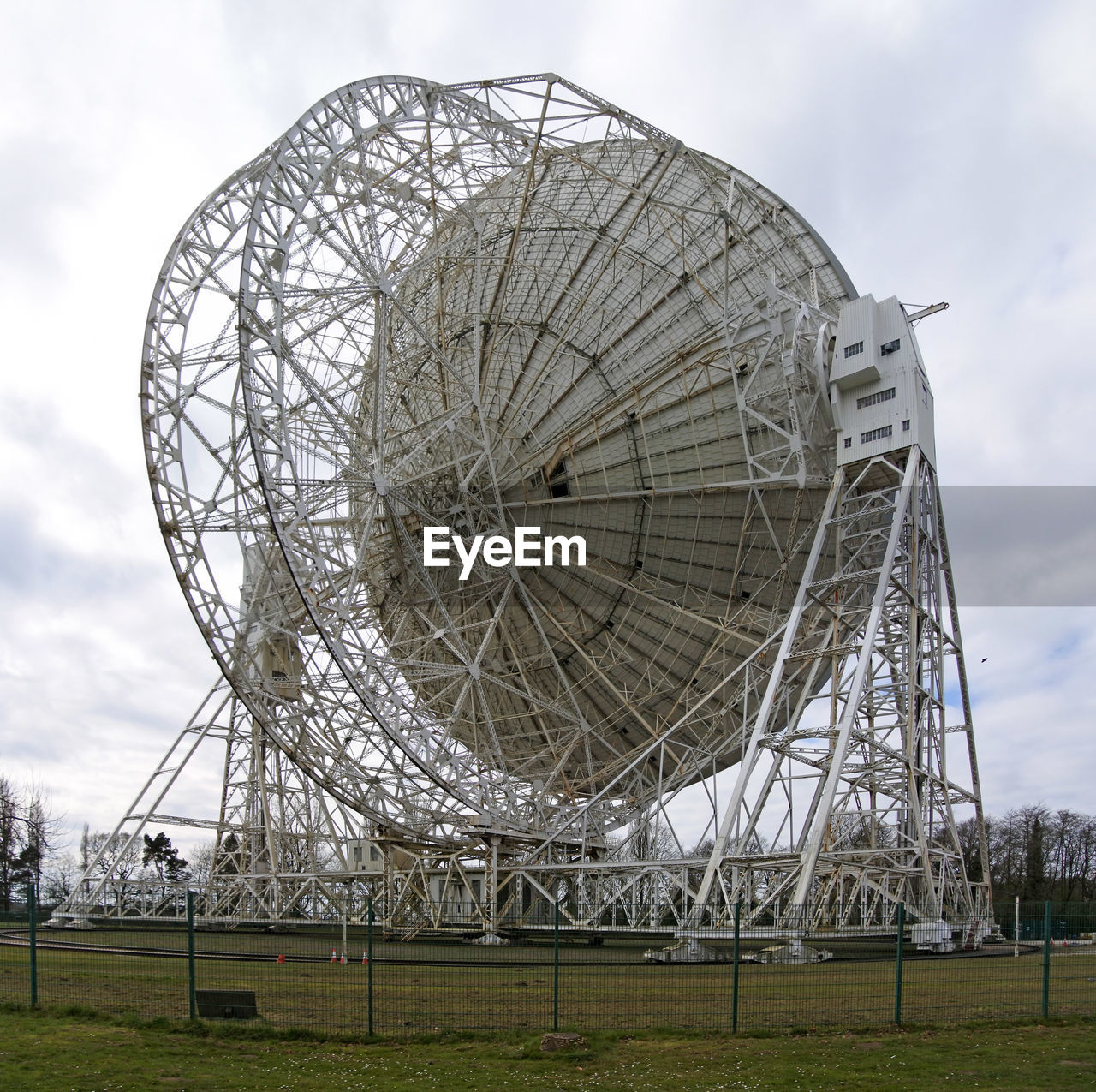 radio telescope, antenna, sky, ferris wheel, technology, cloud, architecture, built structure, nature, amusement park, amusement park ride, satellite dish, recreation, no people, outdoors, satellite, global communications, outdoor structure, stadium, arts culture and entertainment, communication, metal, day, large