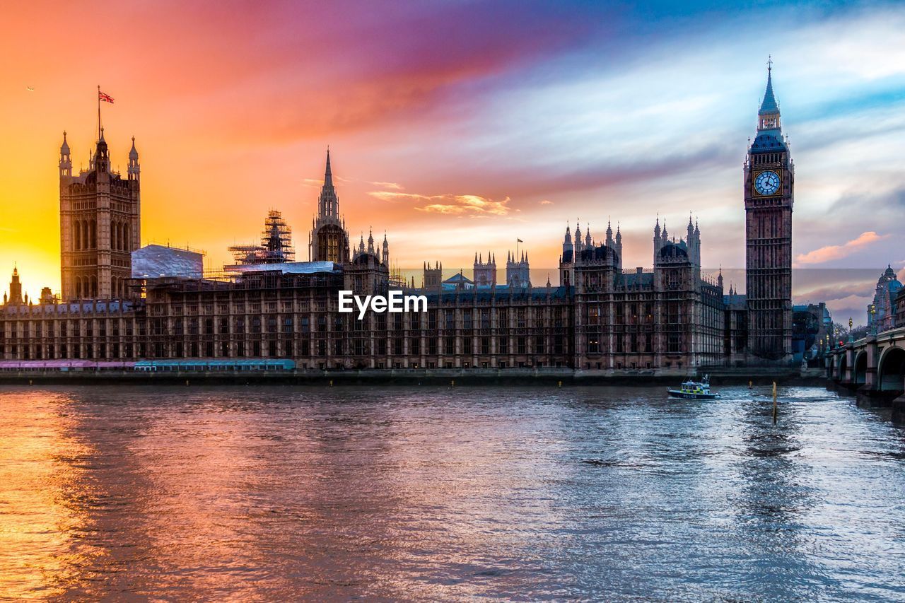 VIEW OF CITYSCAPE AT DUSK