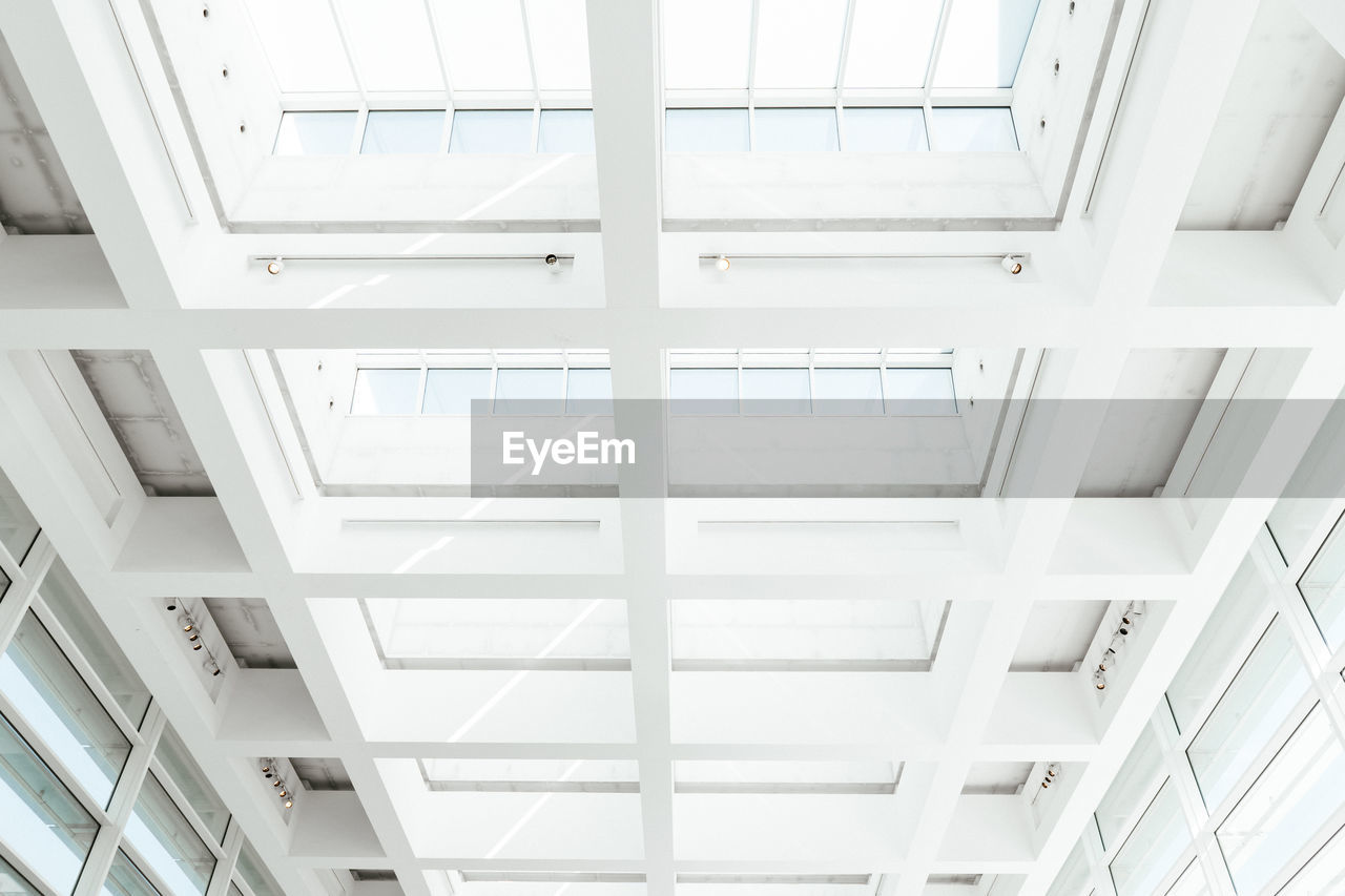 LOW ANGLE VIEW OF CEILING IN BUILDING