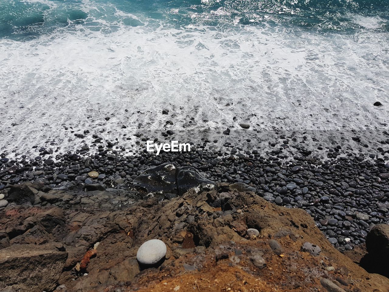 HIGH ANGLE VIEW OF ROCKS ON SHORE