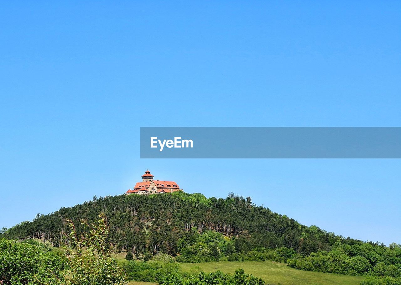 SCENIC VIEW OF MOUNTAIN AGAINST CLEAR SKY