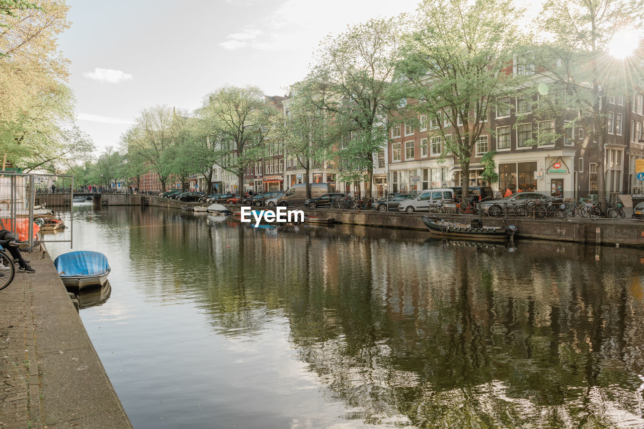 BOATS MOORED ON RIVER IN CITY