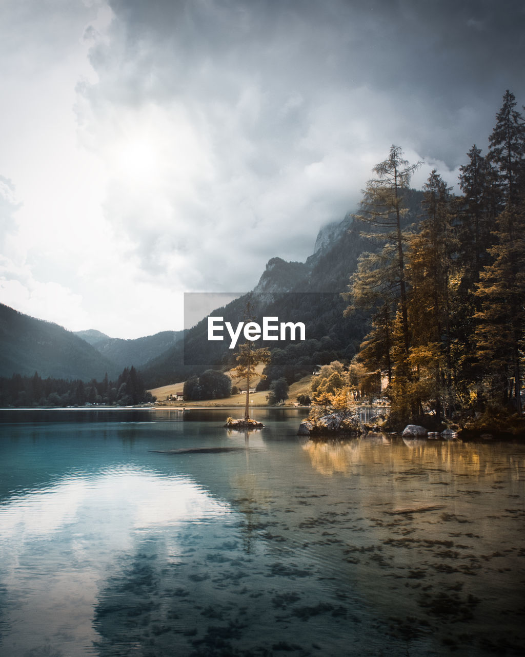 LAKE BY MOUNTAINS AGAINST SKY