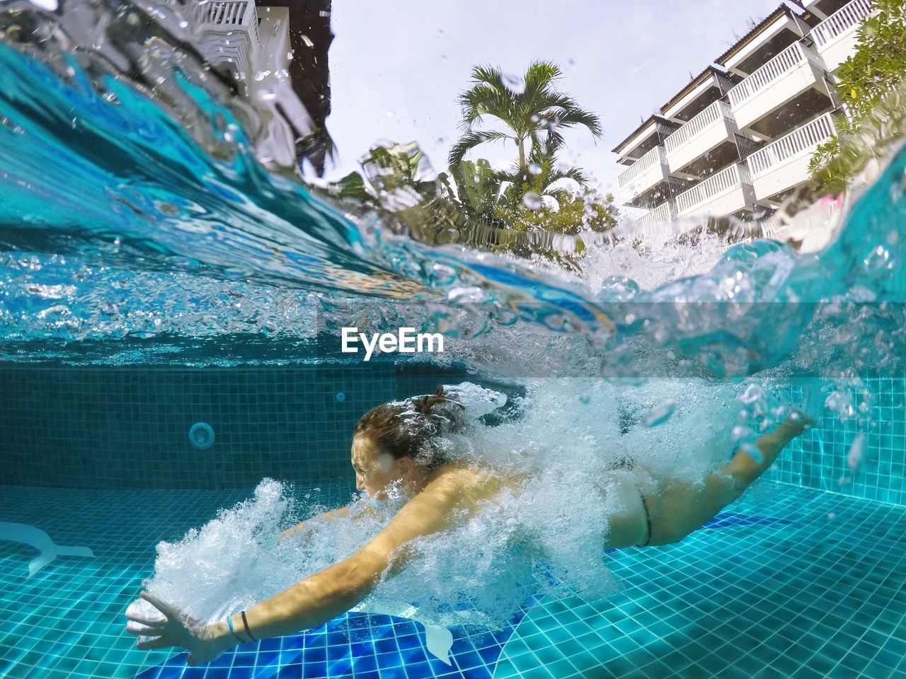 WOMAN SWIMMING UNDERWATER