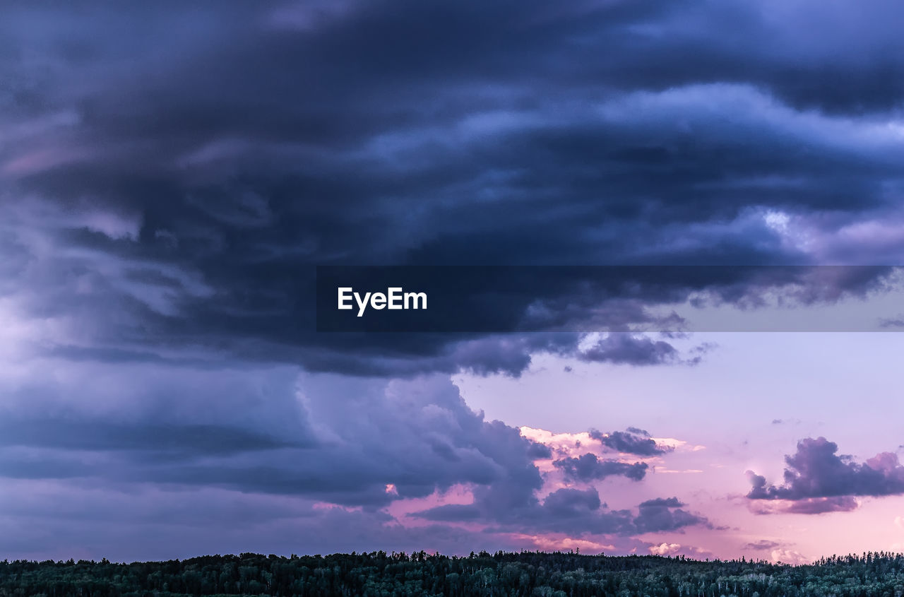 SCENIC VIEW OF DRAMATIC SKY OVER LANDSCAPE