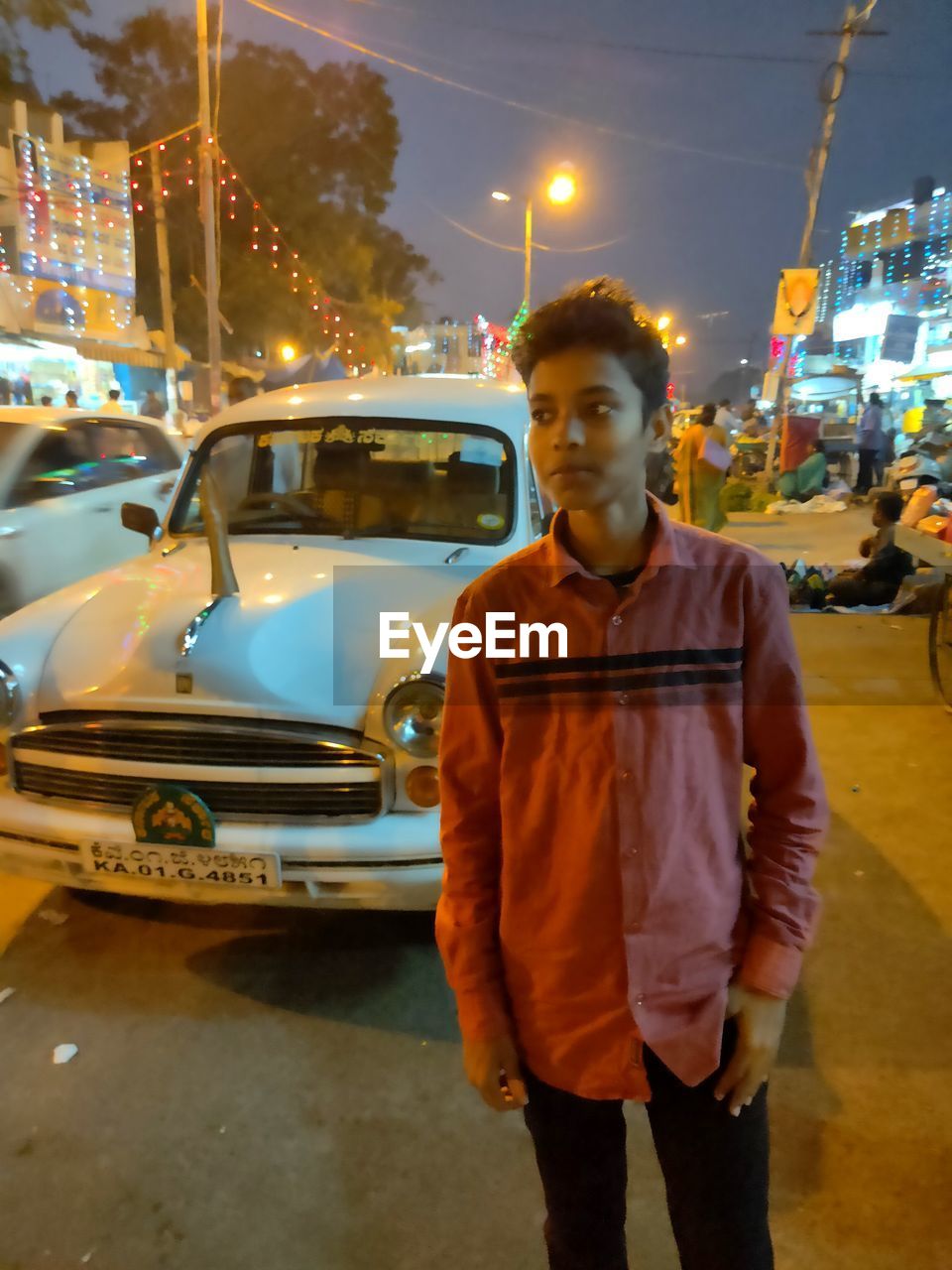 FULL LENGTH OF YOUNG MAN STANDING ON STREET IN CITY