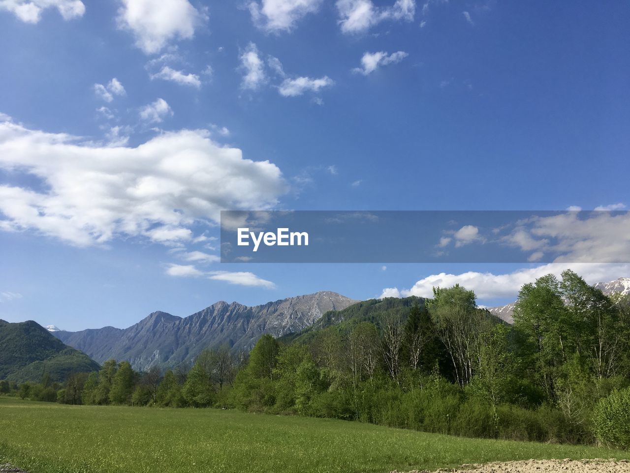 SCENIC VIEW OF FIELD AND MOUNTAINS AGAINST SKY
