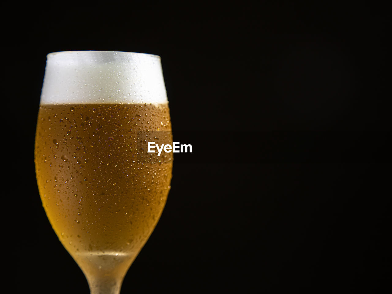 CLOSE-UP OF BEER GLASS