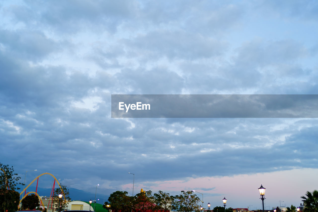 VIEW OF BUILDING AGAINST CLOUDY SKY