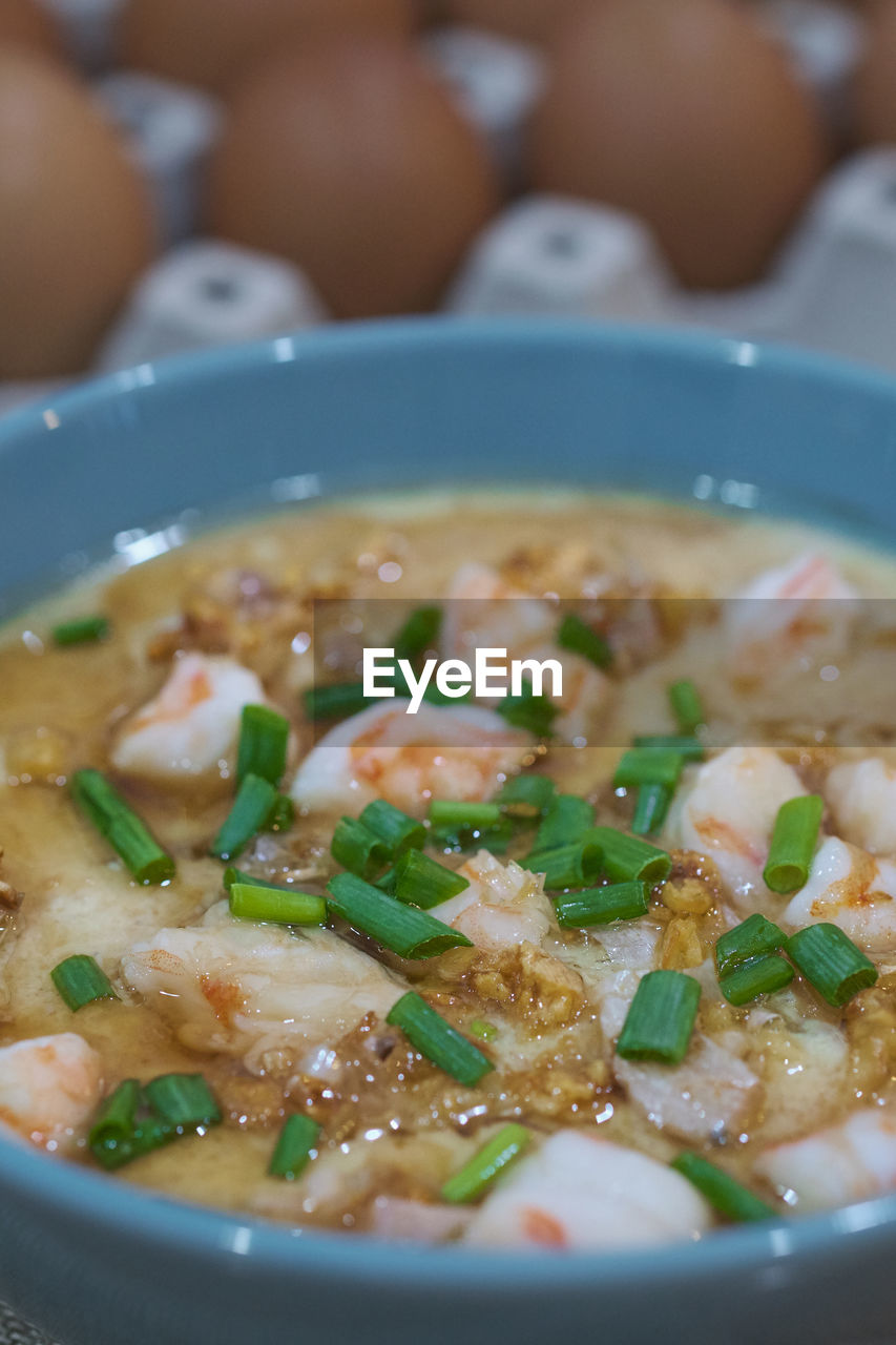 HIGH ANGLE VIEW OF SOUP IN BOWL ON TABLE