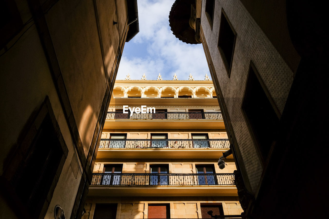 LOW ANGLE VIEW OF BUILDINGS IN CITY