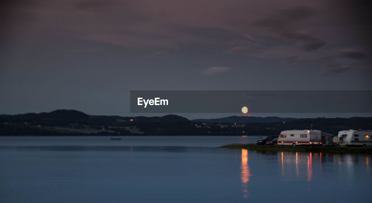 VIEW OF SEA AGAINST SKY AT NIGHT