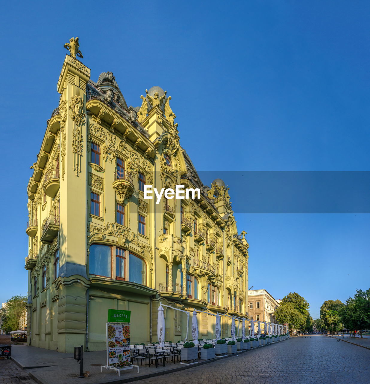 LOW ANGLE VIEW OF HISTORICAL BUILDING AGAINST SKY