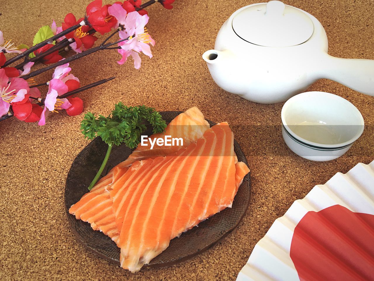 HIGH ANGLE VIEW OF SUSHI ON PLATE