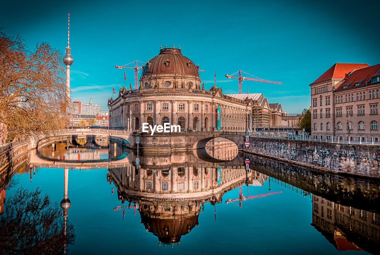 REFLECTION OF BUILDING IN CITY