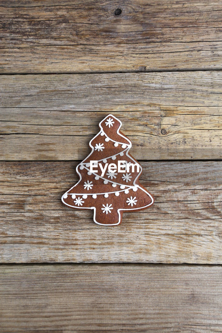 Directly above shot of christmas tree gingerbread cookie on wooden table