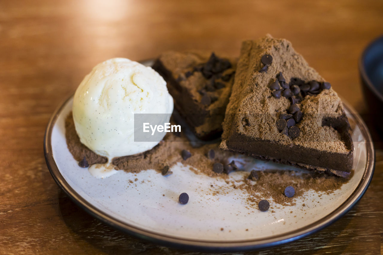 CLOSE-UP OF CHOCOLATE CAKE ON TABLE