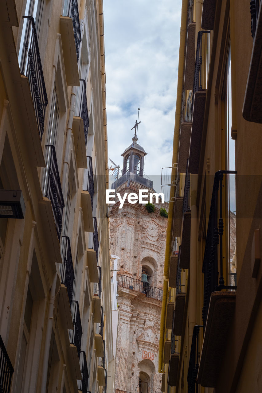 LOW ANGLE VIEW OF BUILDINGS IN CITY