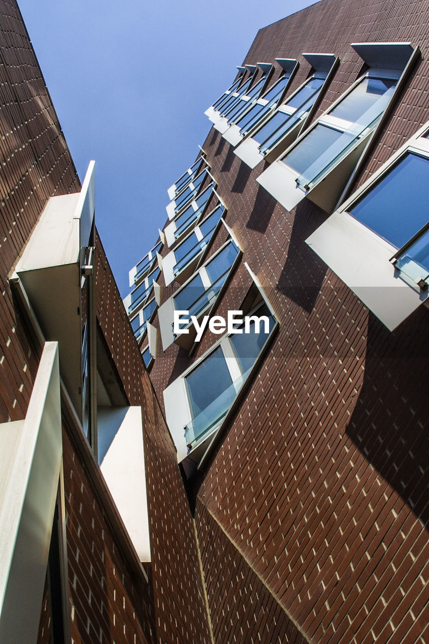 LOW ANGLE VIEW OF MODERN BUILDING AGAINST CLEAR SKY