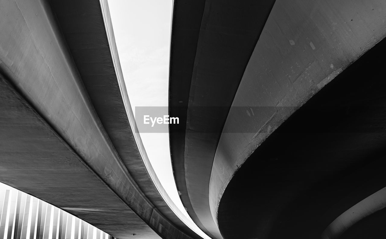 LOW ANGLE VIEW OF BRIDGE AND CEILING