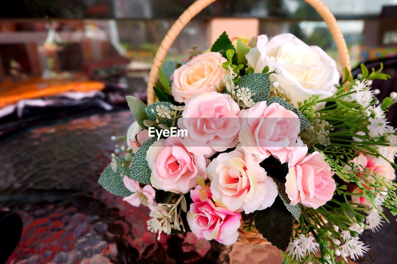 HIGH ANGLE VIEW OF ROSE BOUQUET ON RED ROSES