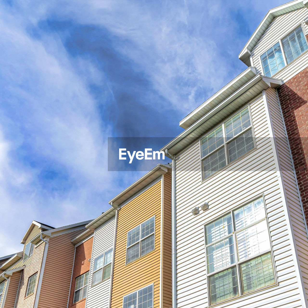 LOW ANGLE VIEW OF BUILDINGS AGAINST SKY