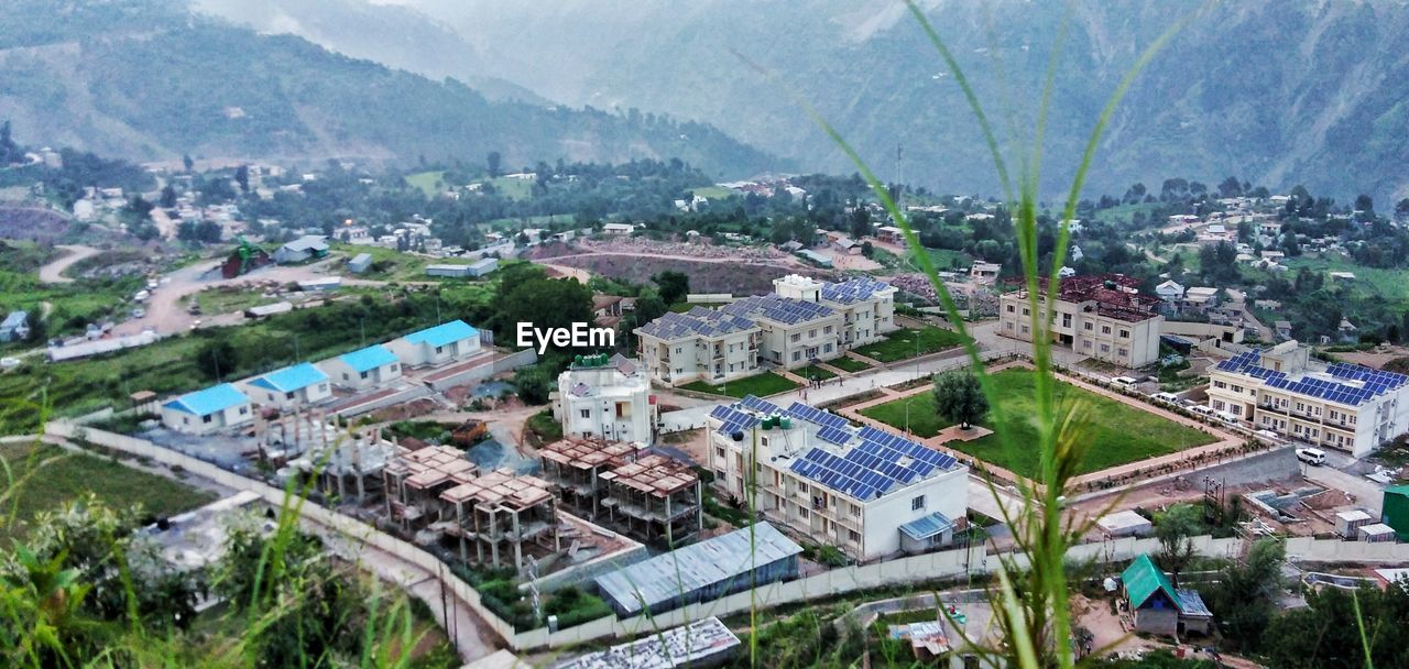 HIGH ANGLE VIEW OF TOWNSCAPE AND TREES