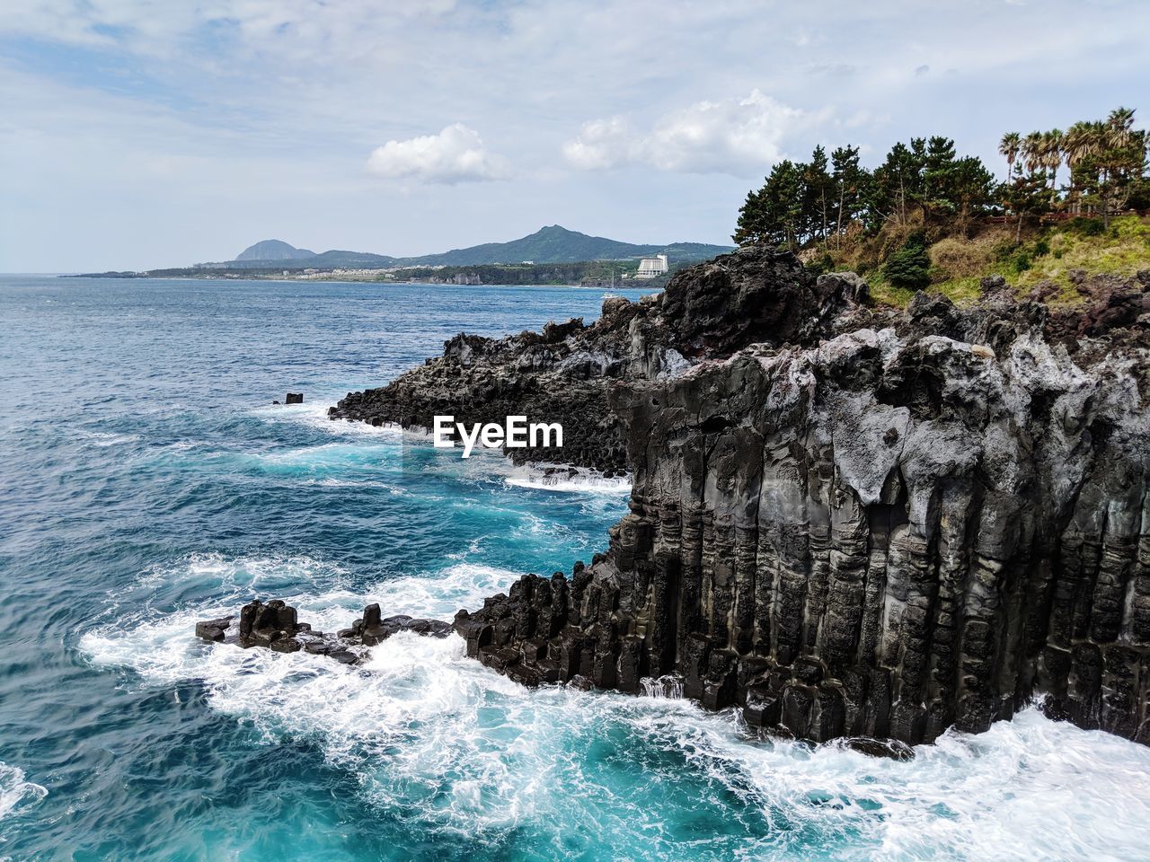 SCENIC VIEW OF ROCKS ON SHORE AGAINST SKY