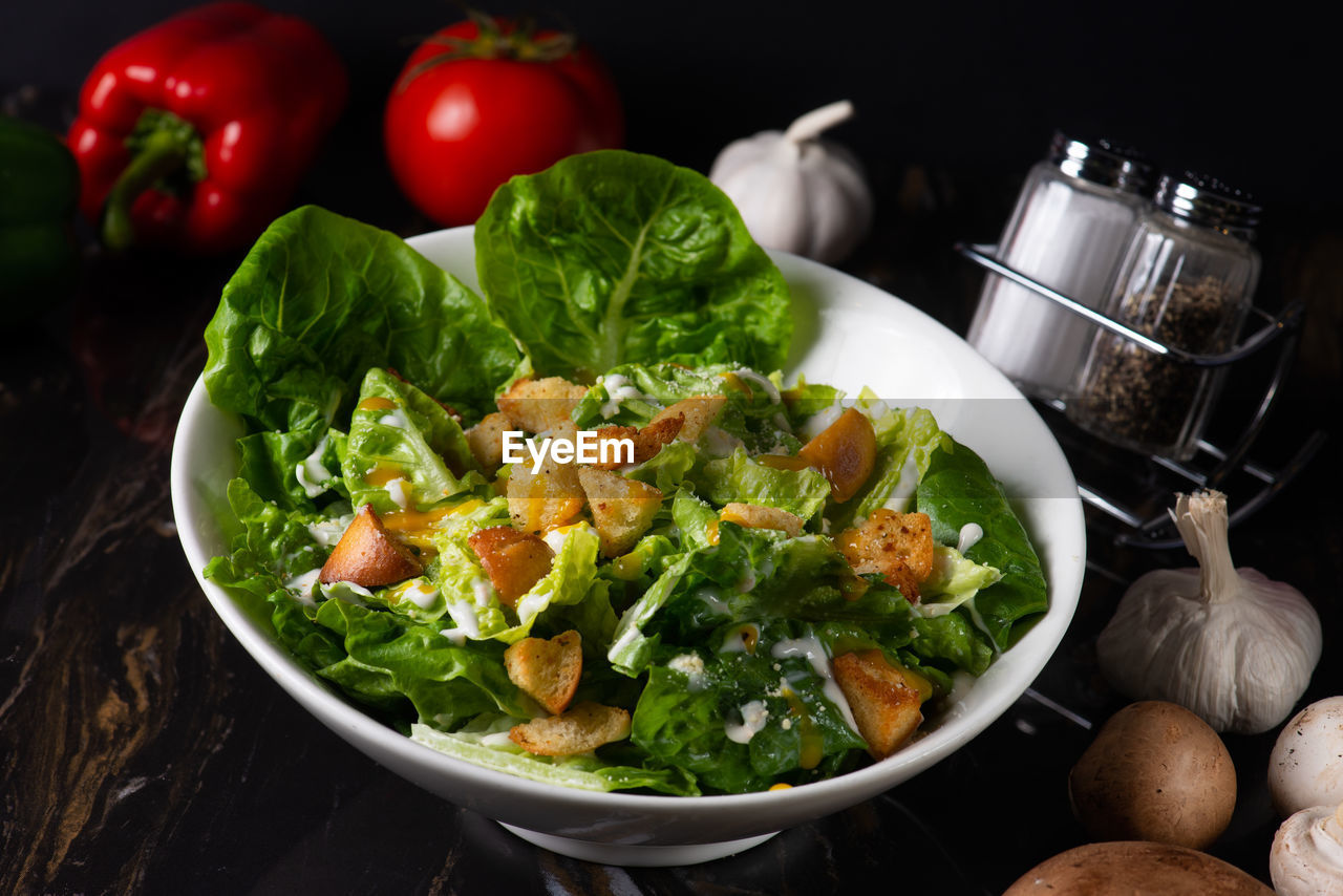 HIGH ANGLE VIEW OF SALAD IN BOWL