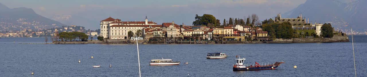 BOATS IN SEA AGAINST SKY