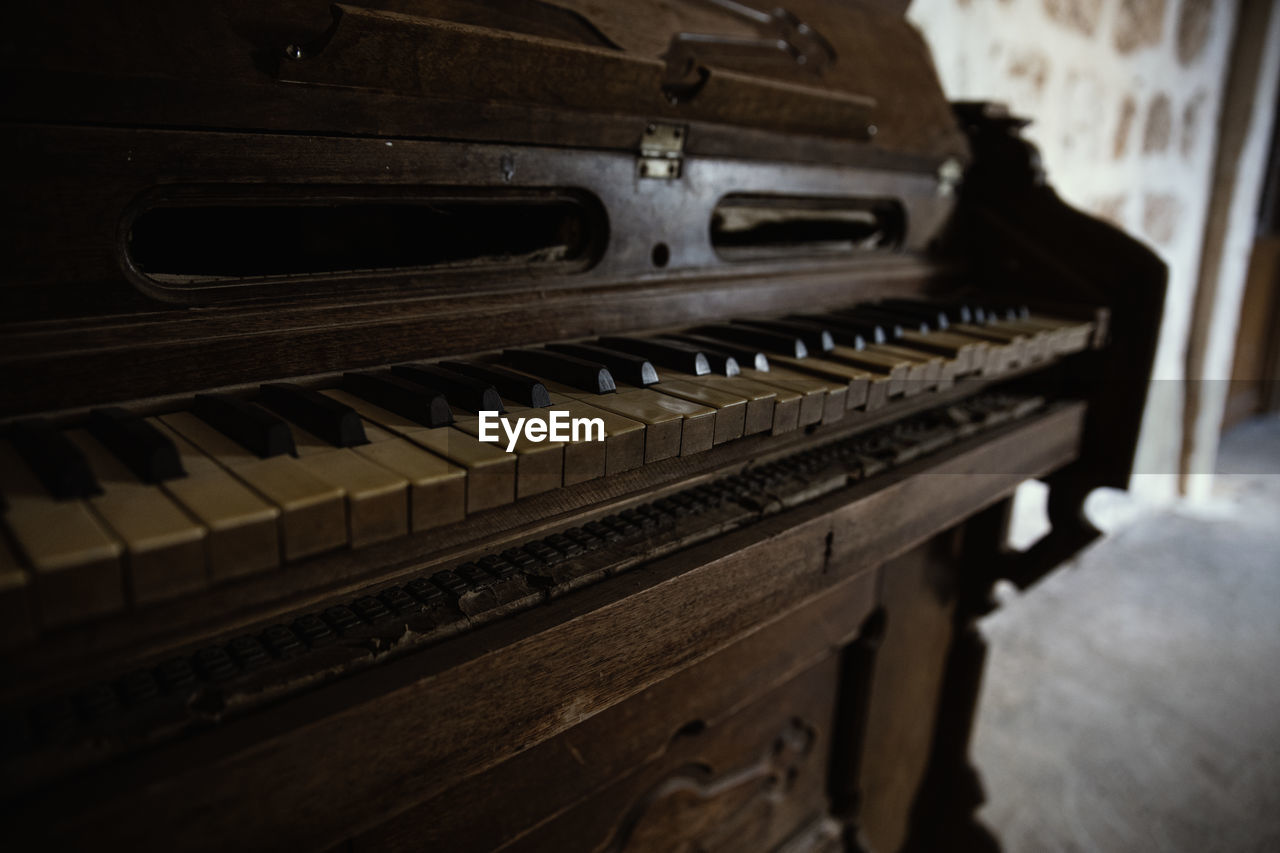 CLOSE-UP OF OLD PIANO KEYS