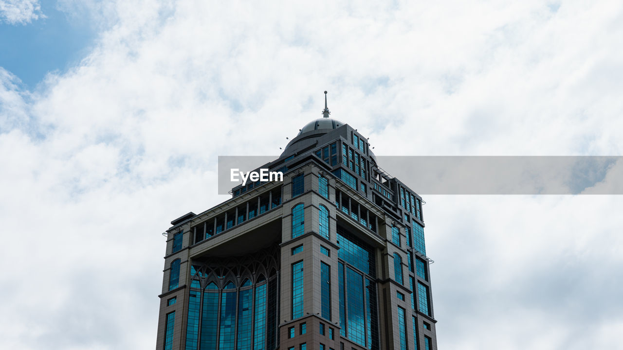 LOW ANGLE VIEW OF CLOCK TOWER AGAINST SKY IN CITY