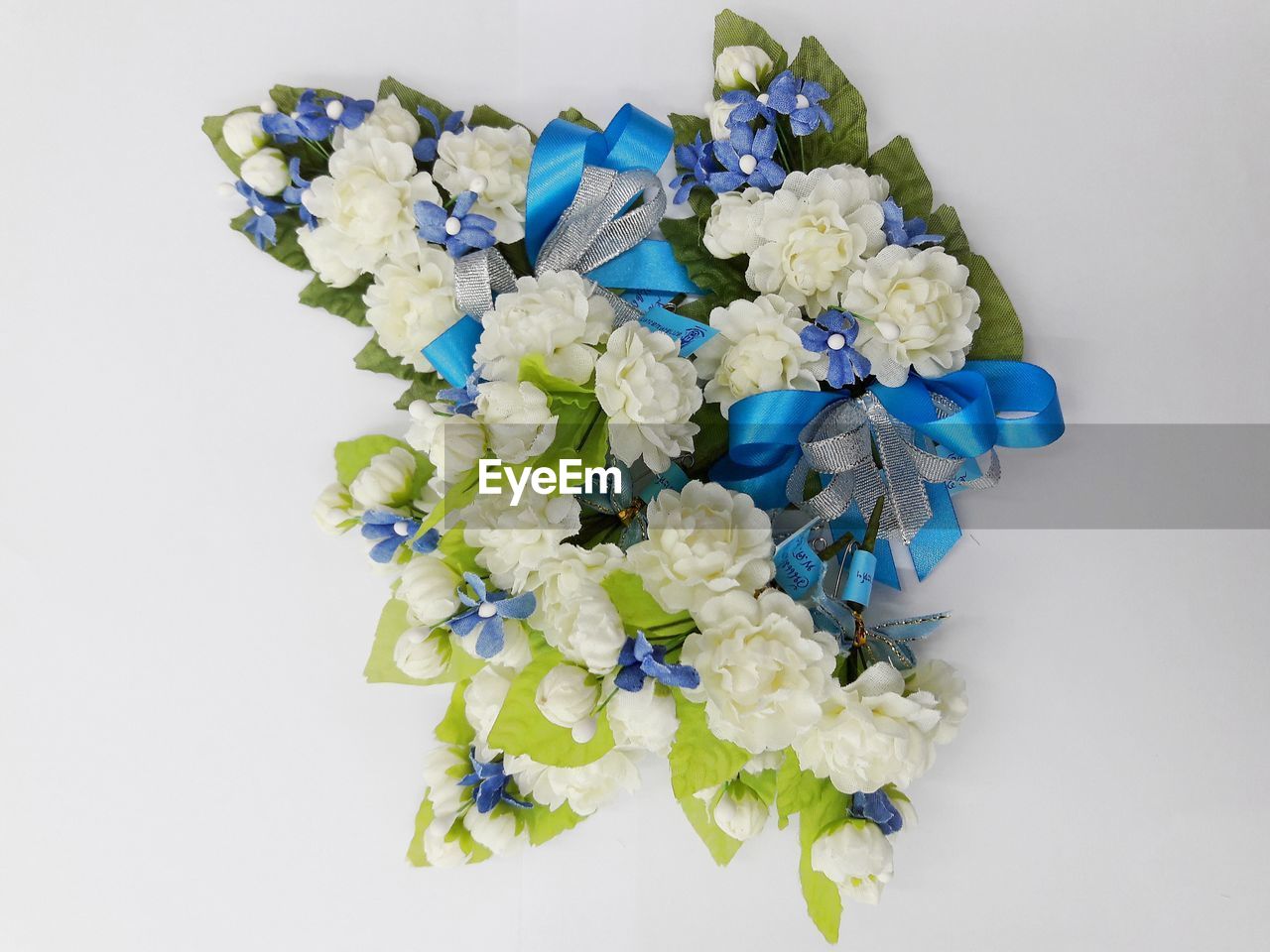 CLOSE-UP OF WHITE HYDRANGEA AGAINST GRAY BACKGROUND