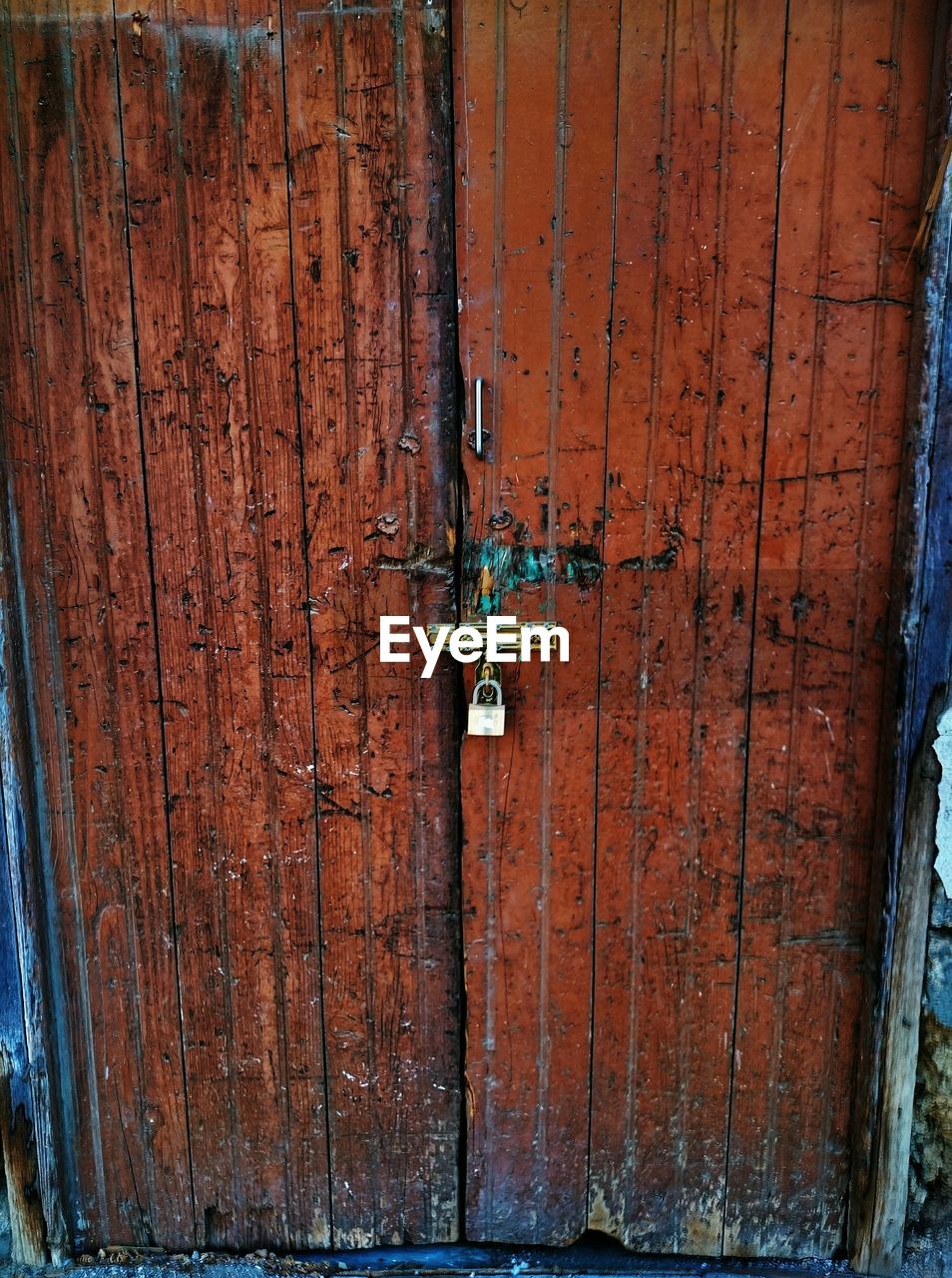 CLOSE-UP OF WOODEN WALL