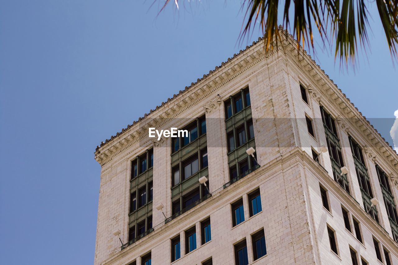 LOW ANGLE VIEW OF BUILDING AGAINST CLEAR BLUE SKY