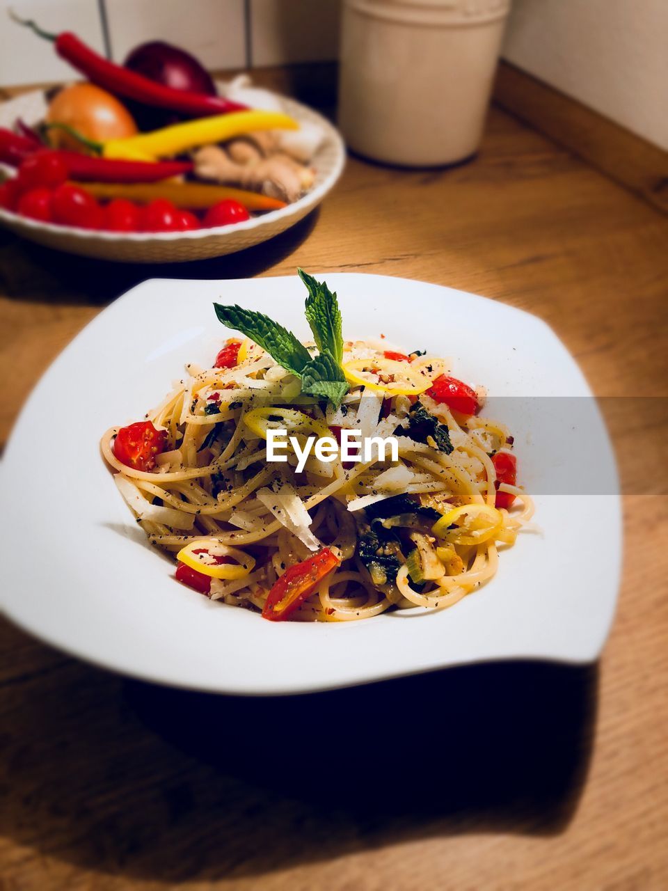 HIGH ANGLE VIEW OF MEAL SERVED IN BOWL