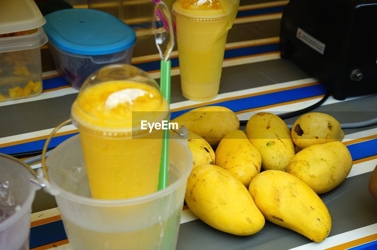 HIGH ANGLE VIEW OF DRINK ON TABLE