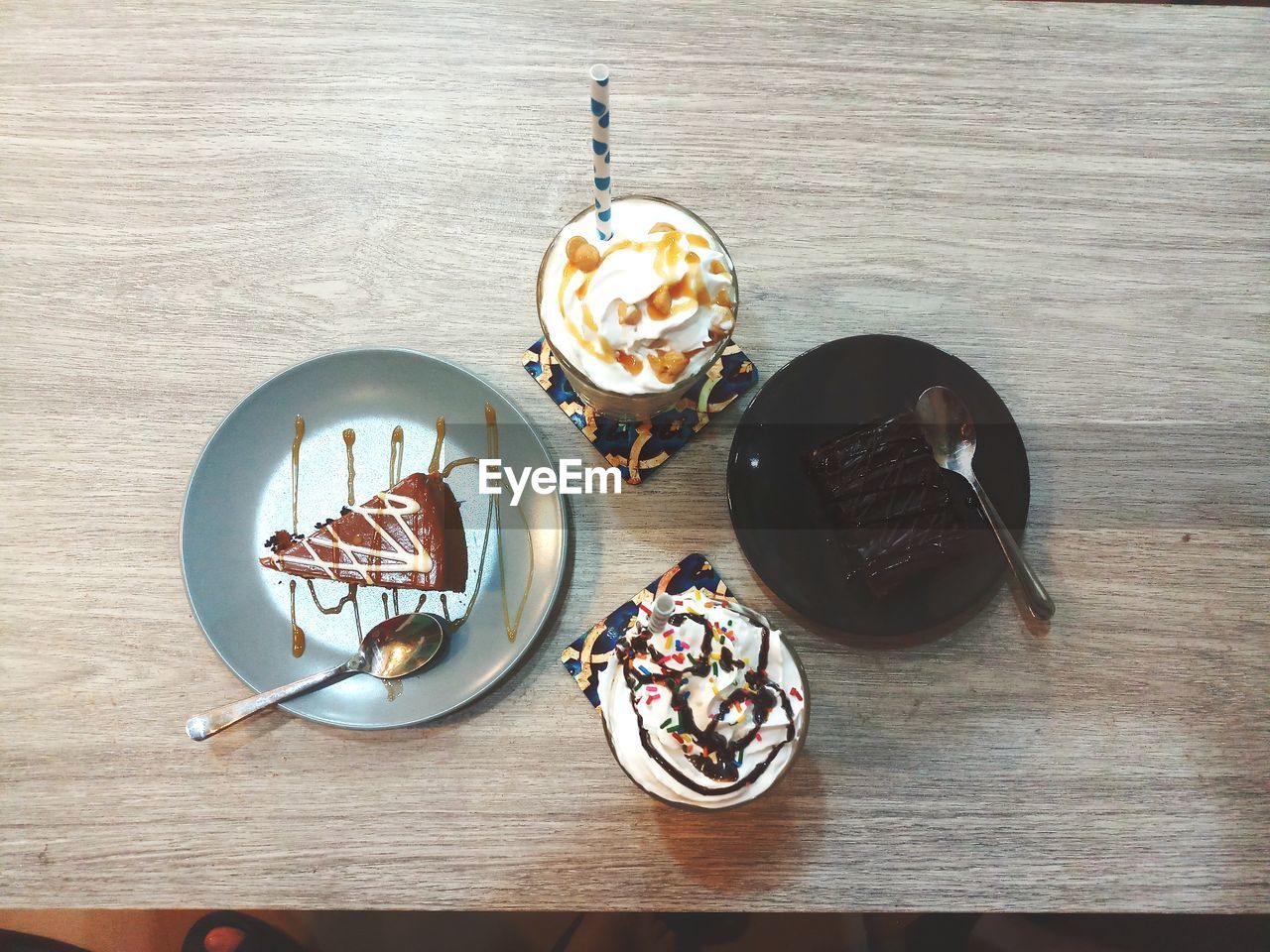 HIGH ANGLE VIEW OF ICE CREAM ON PLATE