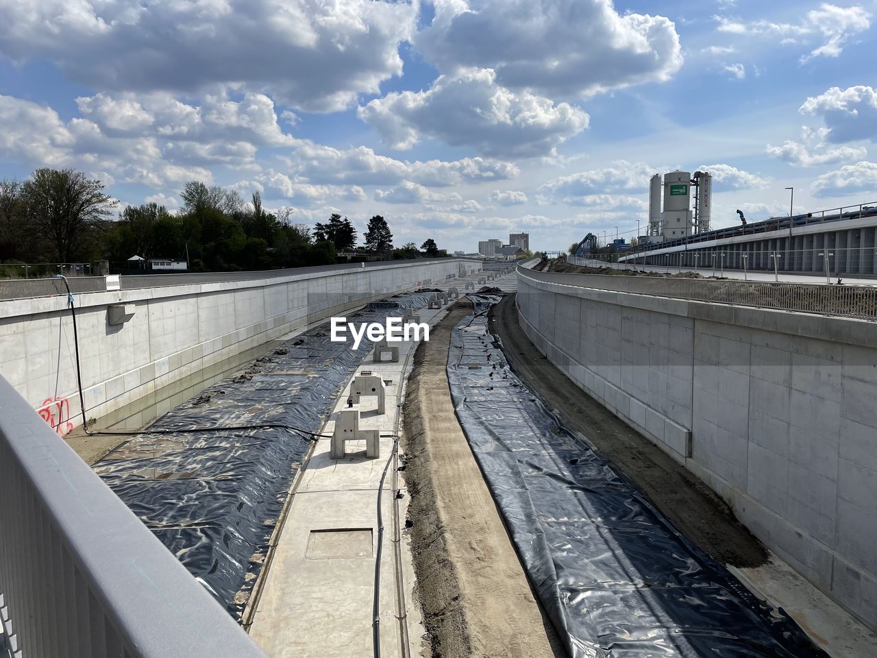 VIEW OF RAILROAD TRACKS AGAINST SKY