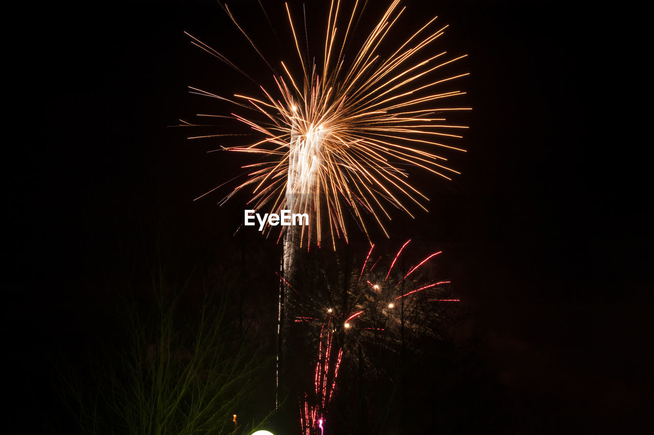 LOW ANGLE VIEW OF FIREWORK DISPLAY IN SKY AT NIGHT