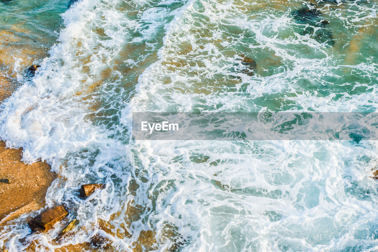 HIGH ANGLE VIEW OF SEA WAVES