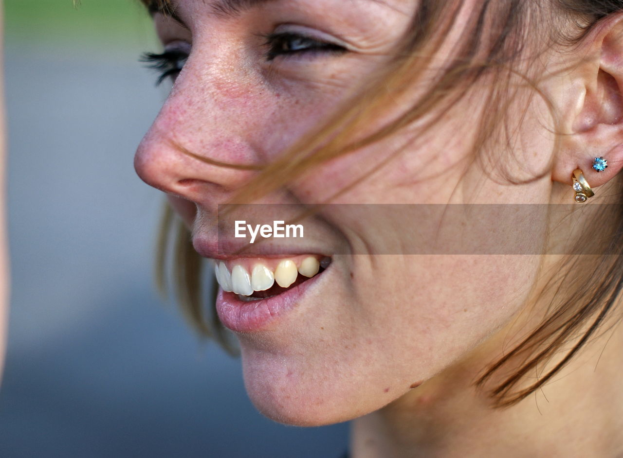 CLOSE-UP PORTRAIT OF SMILING WOMAN