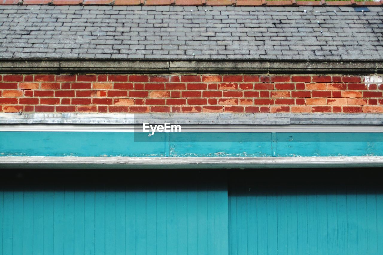 FULL FRAME SHOT OF BRICK WALL WITH WINDOWS