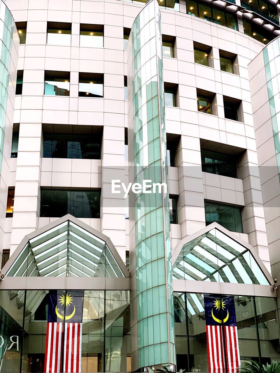 LOW ANGLE VIEW OF MODERN BUILDING AGAINST SKY