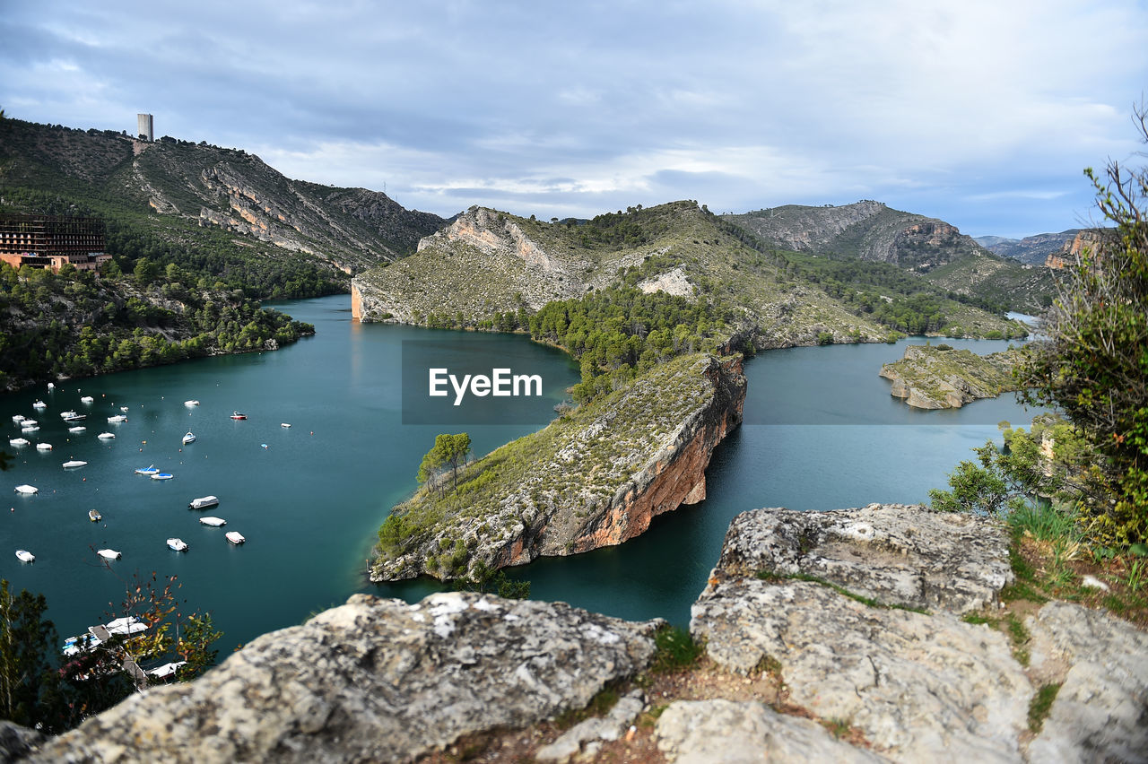 SCENIC VIEW OF LAKE AND ROCK FORMATION AGAINST SKY
