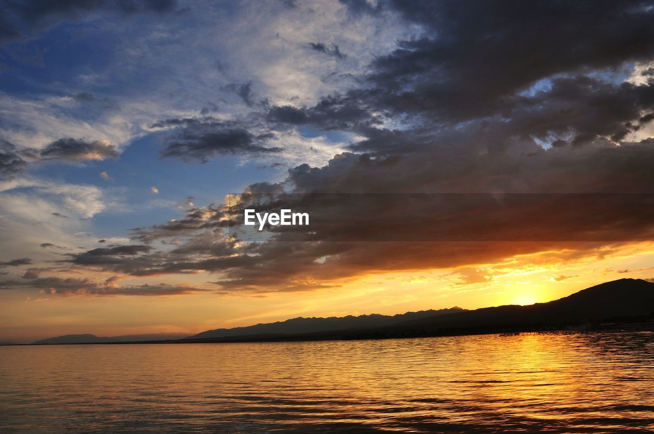 SCENIC VIEW OF SEA AGAINST DRAMATIC SKY