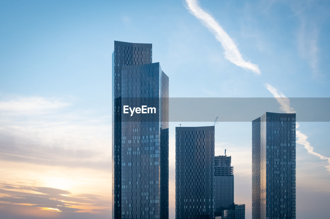 LOW ANGLE VIEW OF MODERN BUILDING AGAINST SKY